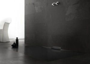 Die Duschfläche Xetis mit integriertem Wandablauf sorgt für ein Maximum an Ästhetik. (Foto: © Kaldewei)